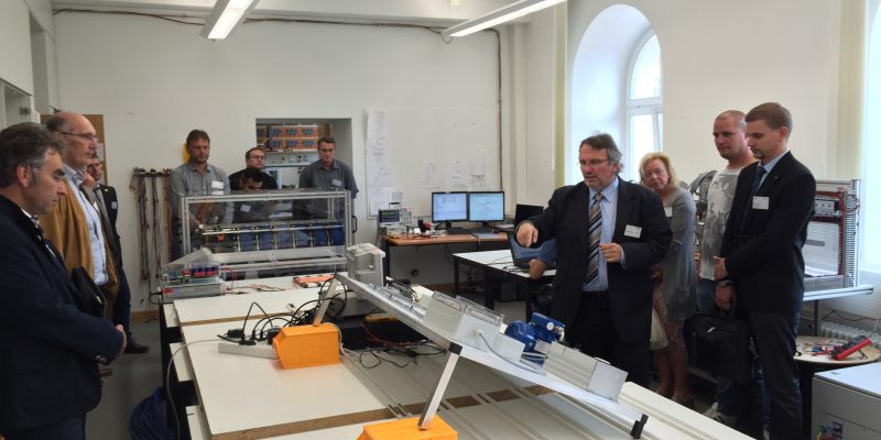 Das Bild zeigt Prof. Hans-Peter Schmidt bei einer Vorführung im Labor Anlagentechnik im Zuge der Auftaktveranstaltung.