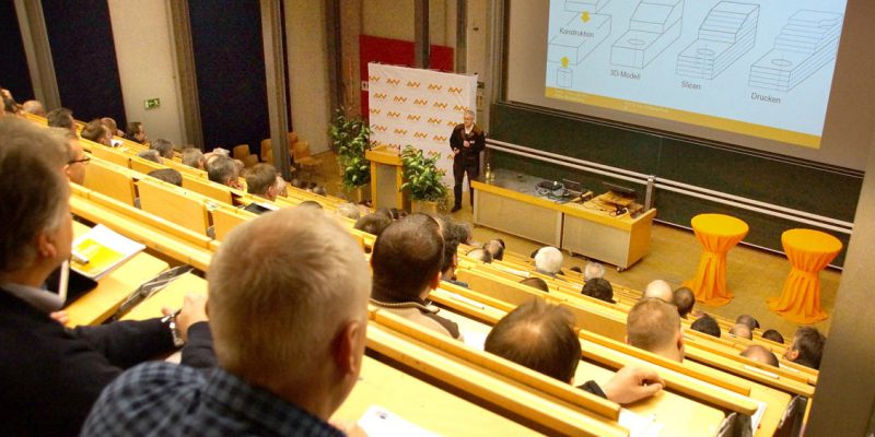 Das Bild zeigt Professor Blöchl beim Vortrag aus der Sicht der Zuschauer